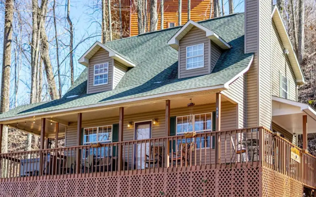 Strollin' Bear 3 Bedroom Home by RedAwning