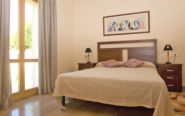 Quaint Villa with Jacuzzi in Sa Pobla