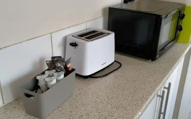 Spacious 3bed House in Walsall With Parking Onsite
