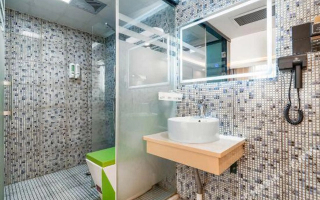 Qingman Light Luxury Hotel (Linping Qiosi Subway Station)