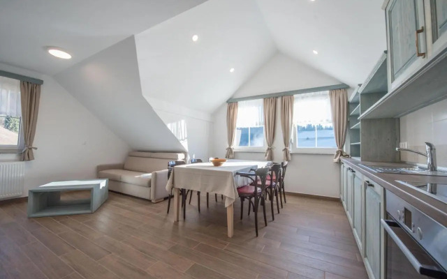 Apartments and rooms Tolc
