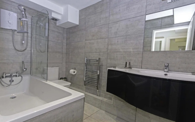 Clifton Court Apt 19 With Heated Pool