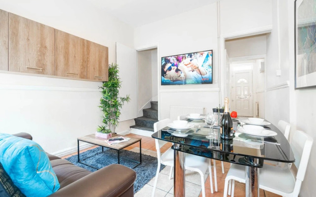 Birmingham Townhouse With Garden and Parking