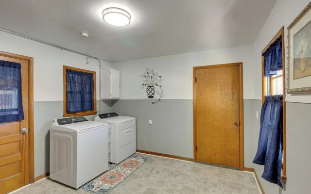 Missouri Escape w/ Furnished Patio, Near Downtown!