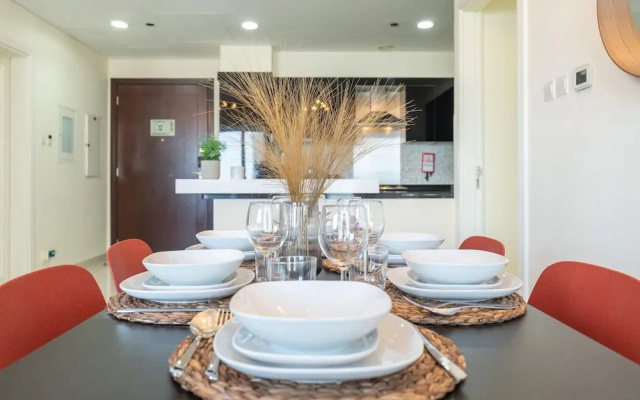 Dlx 21st Flr 3BR Pool/gym Near Mall by Belvilla