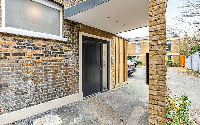 Sunny 2-bed Flat in Chiswick
