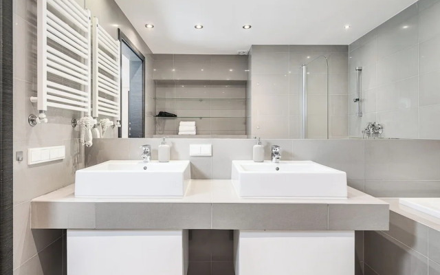 Lumina luxury 2-level apart with parking