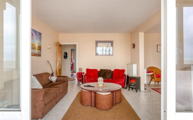 Beachfront Apartment in Grancamp-maisy With Terrace