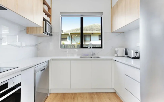 Central Oasis Townhouse with Parking