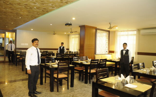 Hotel Raj Vista - Suites & Convention