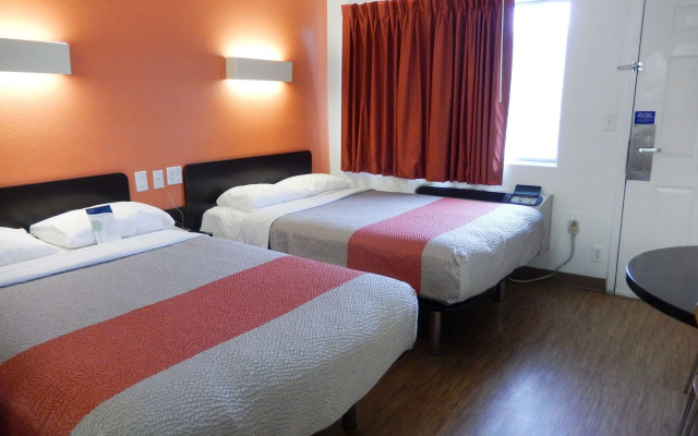 Motel 6 Clute, TX