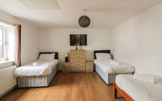 4 Bredon Court