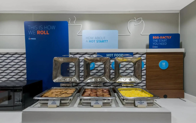 Holiday Inn Express Hampton - Coliseum Central by IHG