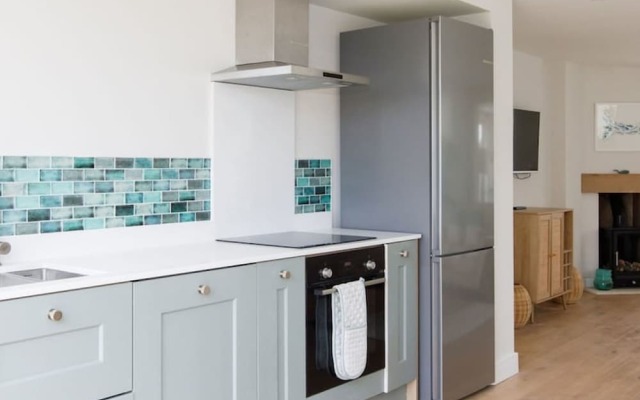 Mariners Stylish Beachside Getaway With Sea Views
