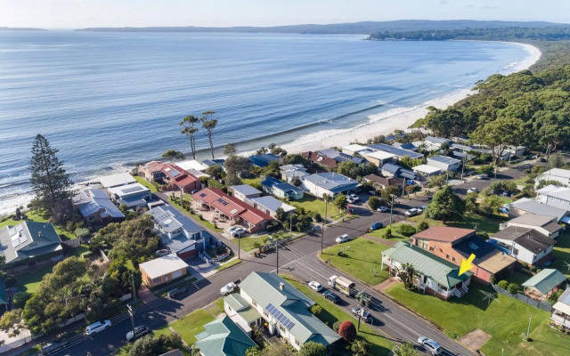 On Cyrus at Hyams Beach 4pm Check Out Sundays