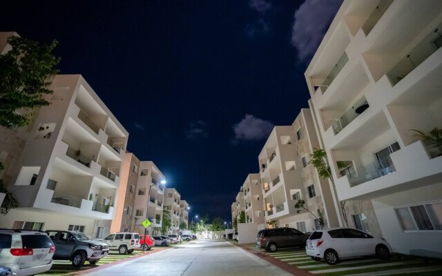 Luxury Apartment With Poll