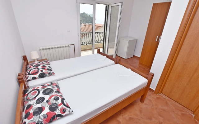 Apartments and Rooms Iva