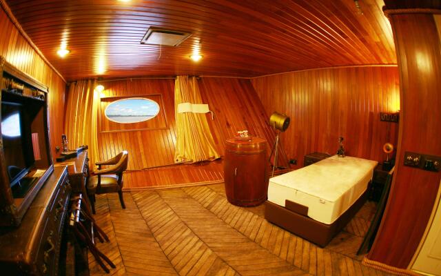 Vintage Luxury Yacht Hotel