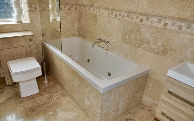 Impeccable 5-bed House Hot Tub in Saffron Walden