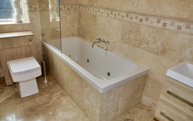 Deluxe 4/5 Bed Hot Tub Cinema Room 15