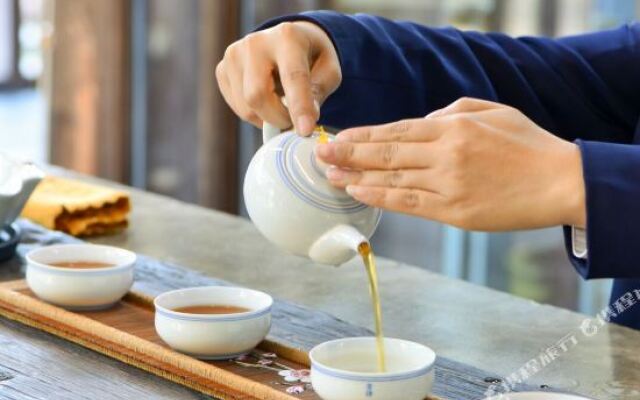 Zizai Pingjiang Wild Luxury Resort