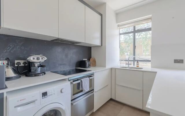 Sleek & Stylish 1BD Flat w/ Balcony - Kings Road