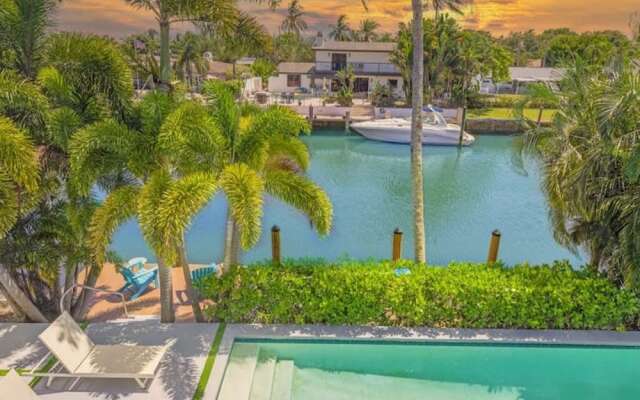 Luxe Lakefront Mansion Waterfront, Pompano Beach