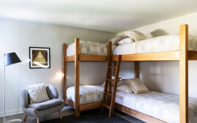 Tälta Lodge, A Bluebird by Lark