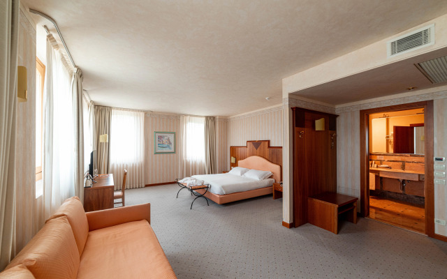 PHI Hotel Astoria