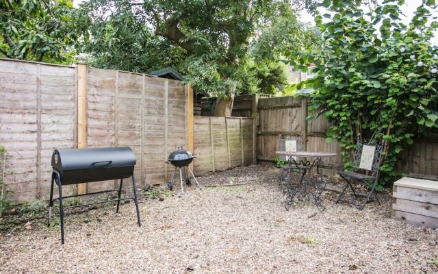 1 Bedroom Flat In Wimbledon With Garden