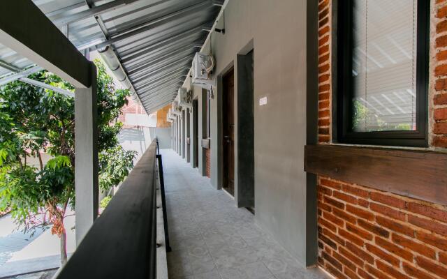 Capital O 1898 Louise Place