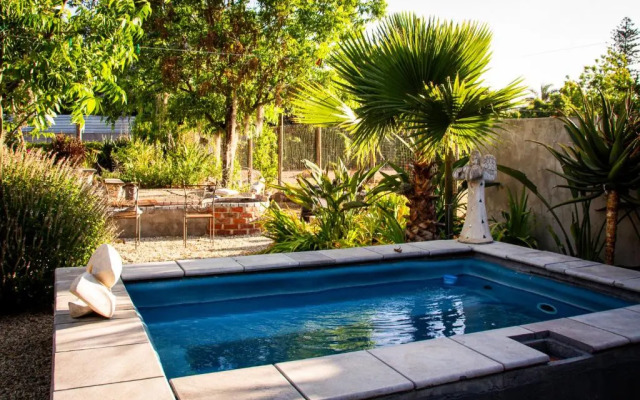 Ebonymoon Guest House and Studio