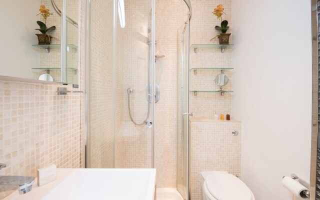 Charming Chelsea Home by the River Thames