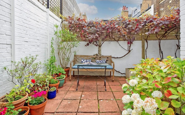 Lovely 2-bed Garden Flat in West Kensington