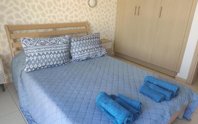 1 bedroom Flat steps from Da Costa Bay, Protaras with wifi