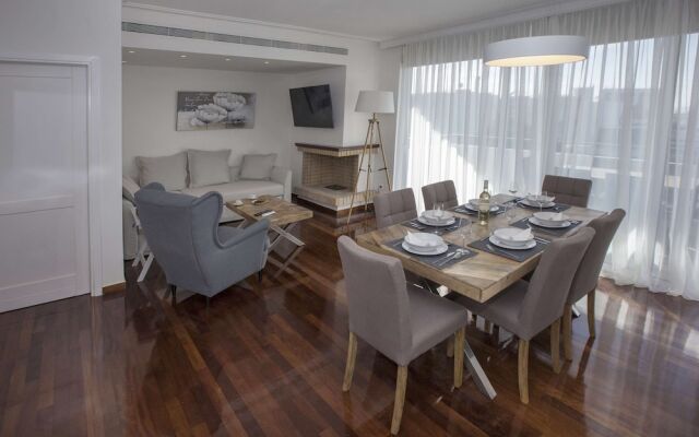 Elegant residence with Panoramic view to Acropolis by GHH