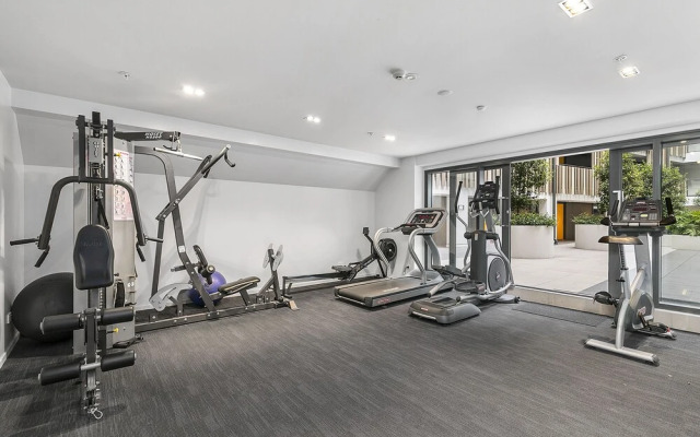 Chic 2BR Pool & Gym - Steps to Ponsonby