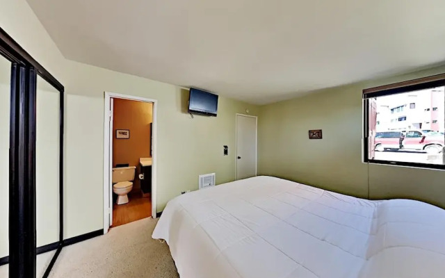 Condo with Great Views - Close to all Mammoth Recreation! by RedAwning