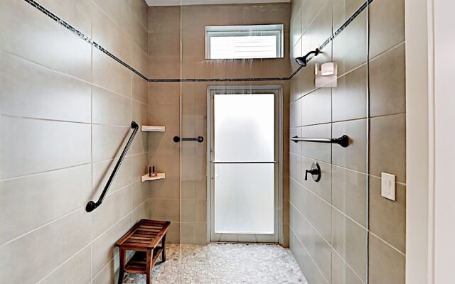 Luxe Waterfront - 3 Br Home