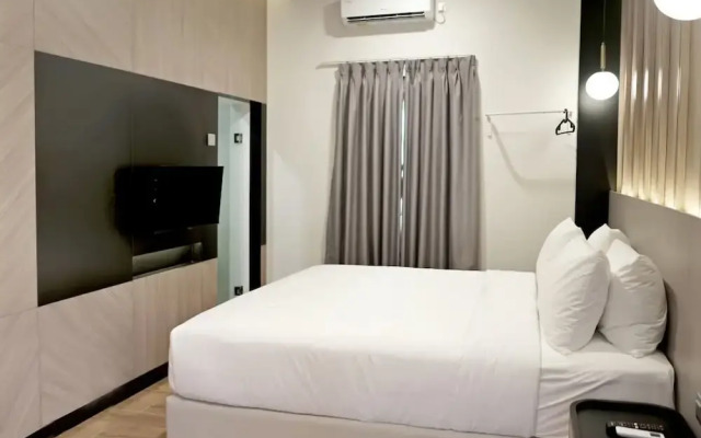 Spot 43 Cafe and Hotel