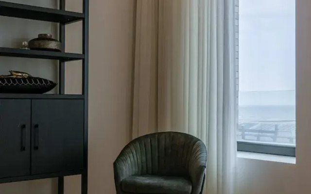 Serene Dikefront Apartment With en Suite Bedrooms and Stunning Views