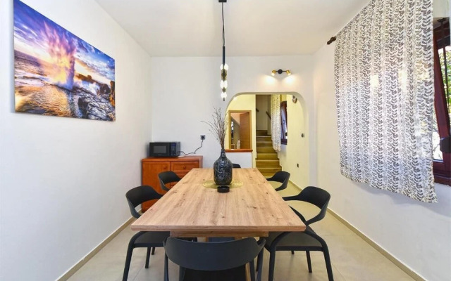 Stylish Family Retreat With Shared Pool