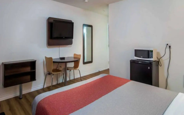 Motel 6 Sudbury, ON