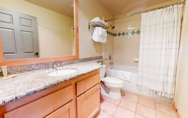 Sunstone 125 Ski-In Ski-Out, Mountain Modern, Garage, Fitness Center by RedAwning