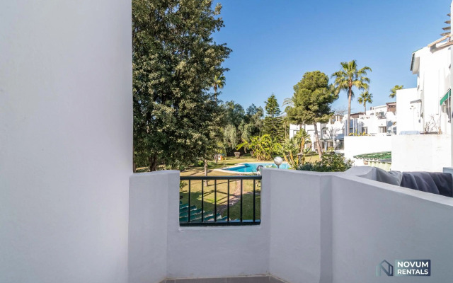 TOP RENOVATED 3-BDRM TOWNHOUSES with POOL, BBQ & ROOFTOP TERRACES