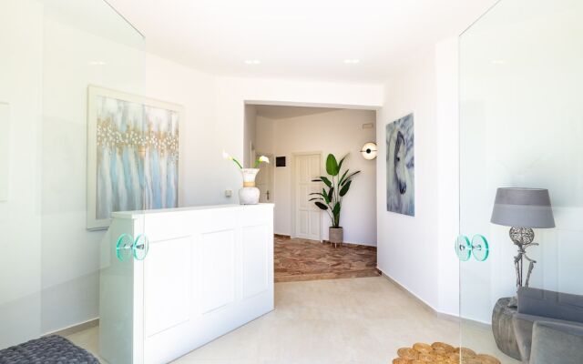 Pinelopi Beach Suites
