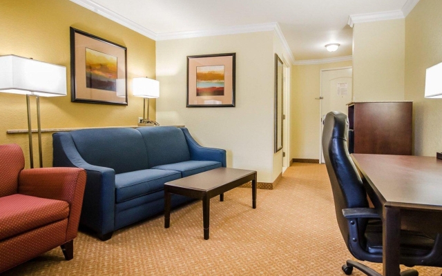 Comfort Suites