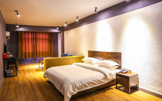 Comma Travel International Youth Hotel