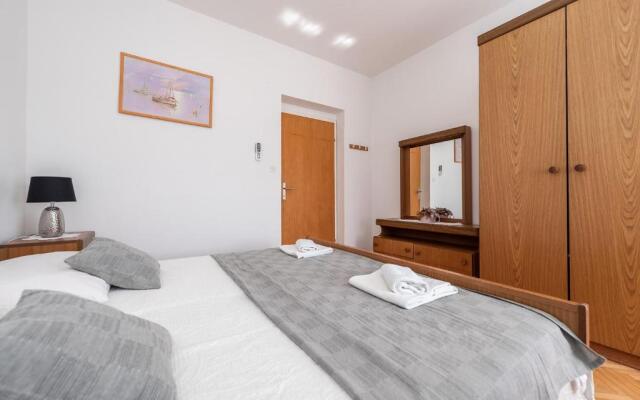 Centrally located apartment for 16