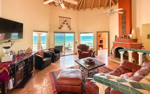 Your Beachfront Escape Close to Everything